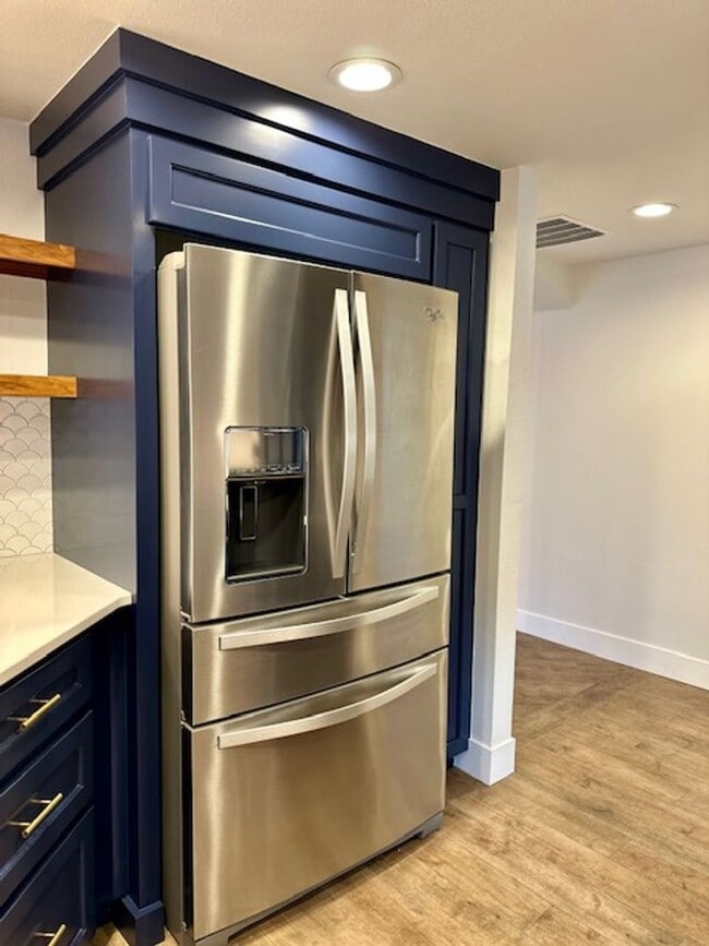 Building Photo - Riverfront Gated 2 Bedroom Luxury Condo!!