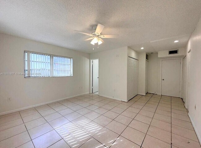 Building Photo - 1630 W 46th St