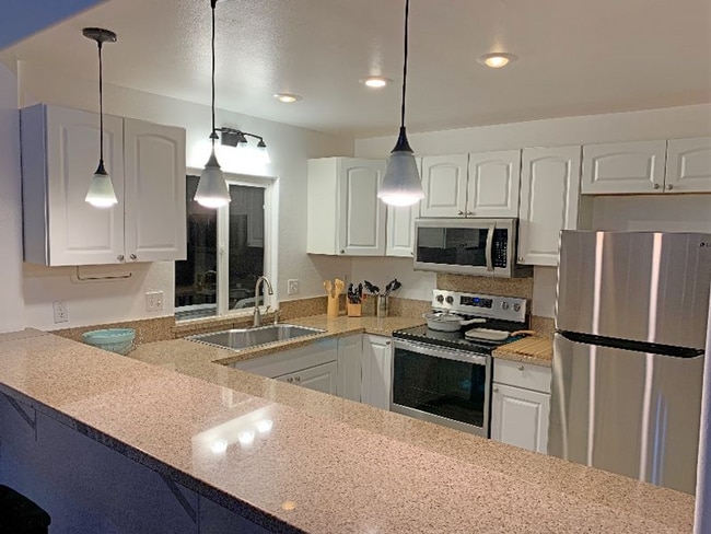 Building Photo - Beautiful Oceanfront 3 Bedroom Unit on Kal...