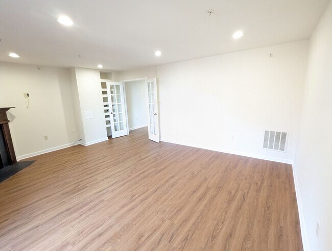 Building Photo - Renovated Townhouse in Frederick ready for...