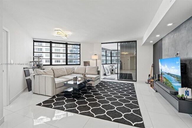 Building Photo - 999 Brickell Bay Dr