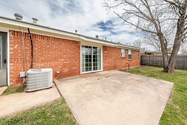 Building Photo - 4024 Hooper Dr