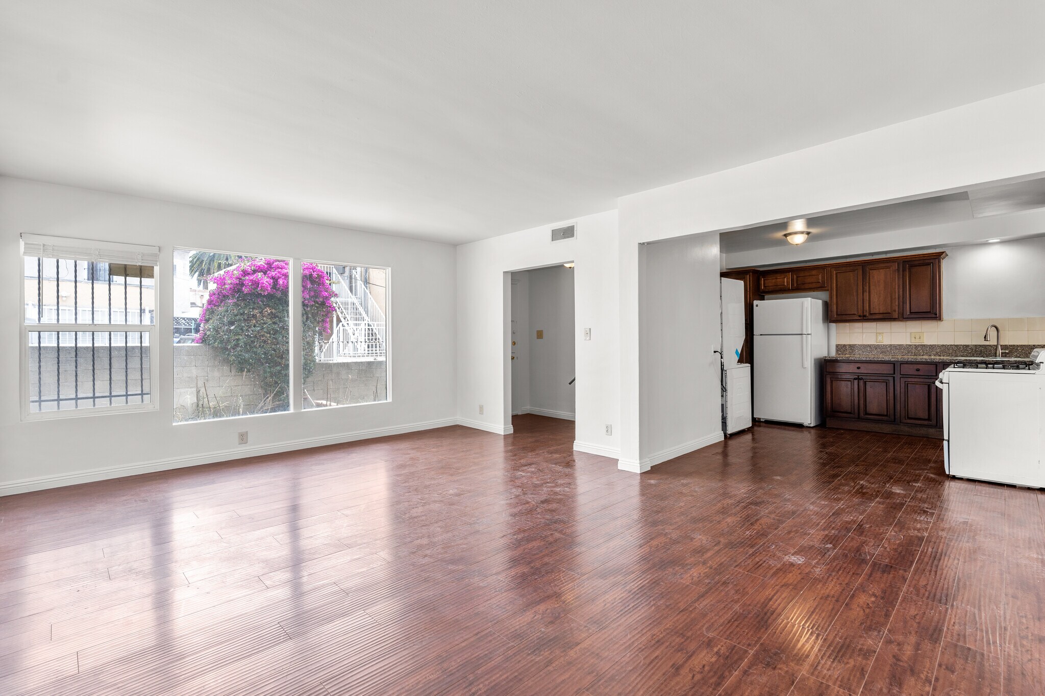Building Photo - 1142 S Serrano Ave