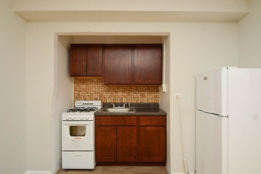 Building Photo - 629 W Belmont Ave