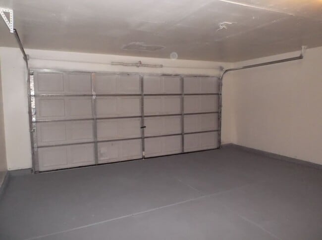Building Photo - Spacious 3-Bedroom Rental Near Schools & Shopping