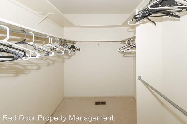 Building Photo - 7450 Lions Head Dr