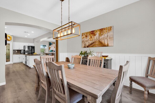 Building Photo - Stylish Home with Loft, Den, Great Room & ...