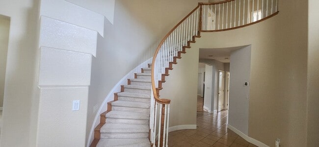 Building Photo - 5 Bedroom Home Behind the Gate of Wisteria Place