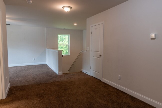 Building Photo - Modern Living in the Heart of Summerville!