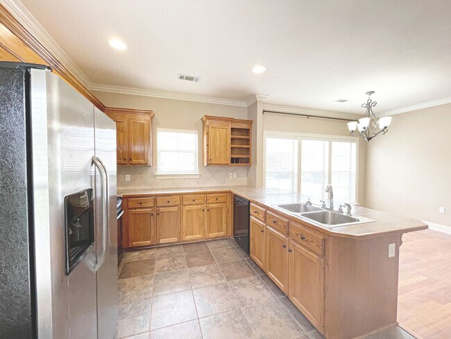 Building Photo - 10362 Hillmont Ave