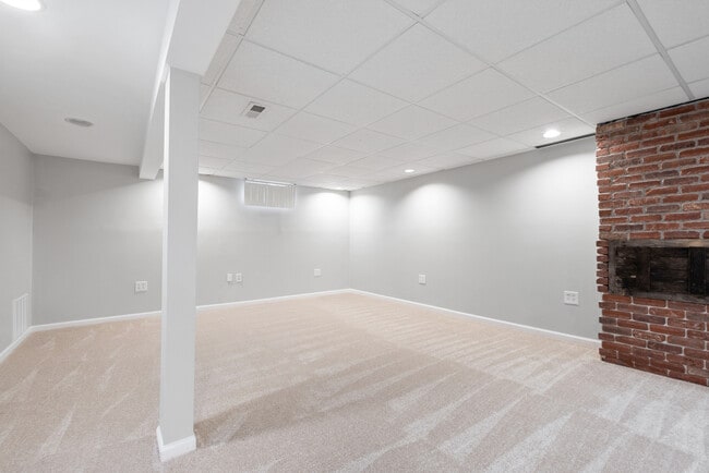 Building Photo - 8818 Fairway Dr