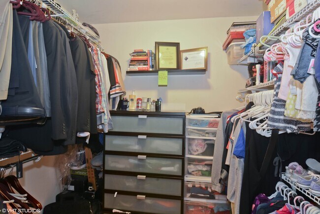 Building Photo - 3747 W Diversey Ave