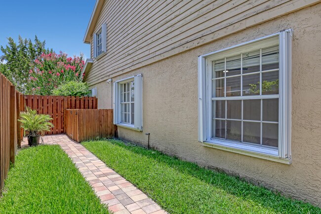 Building Photo - 935 Honeytree Ln
