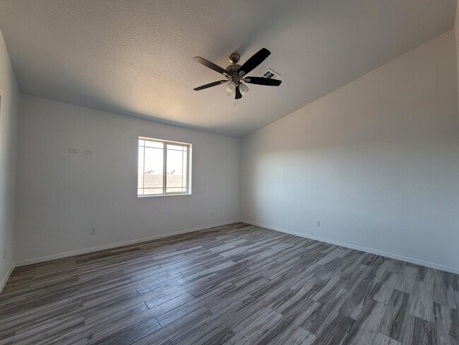 Building Photo - 8670 E 40th Ln