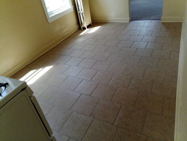 Kitchen - 1126-2 W Rockland St