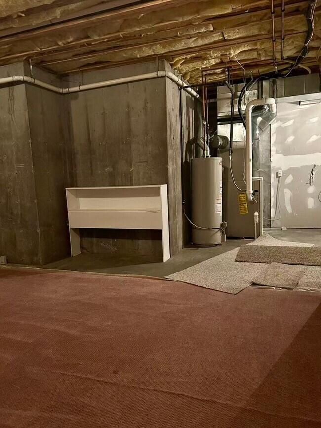 Building Photo - 5 bedroom and 3 bathroom two level house