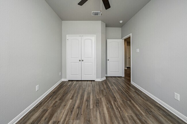 Building Photo - 623 Hollyhock Dr