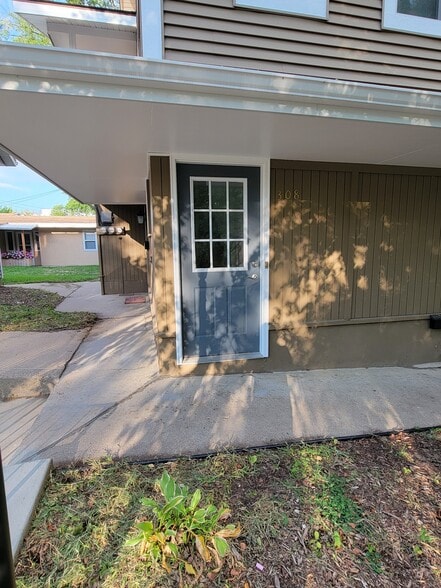 Private entry door - 308 Lewis St S