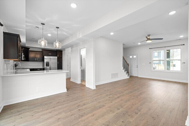 Building Photo - Pet Friendly Three Bedroom!