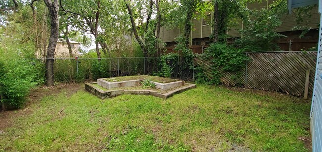 Building Photo - 511 W Sycamore St