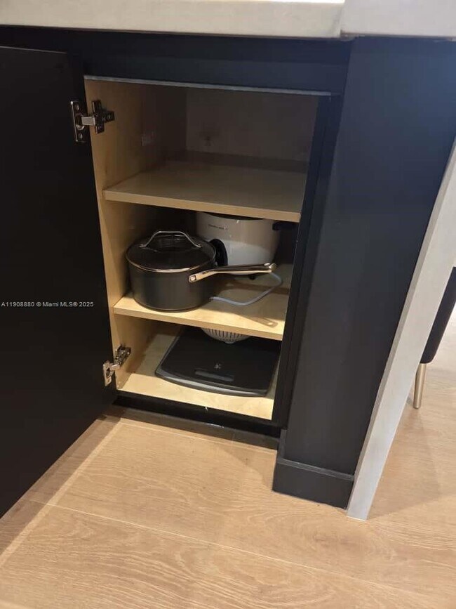 Building Photo - 10824 N Kendall Dr