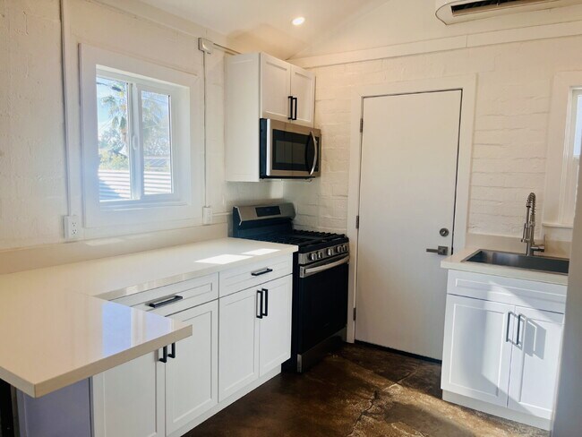 Building Photo - Adorable Studio Cabin near Joshua Tree Town Center
