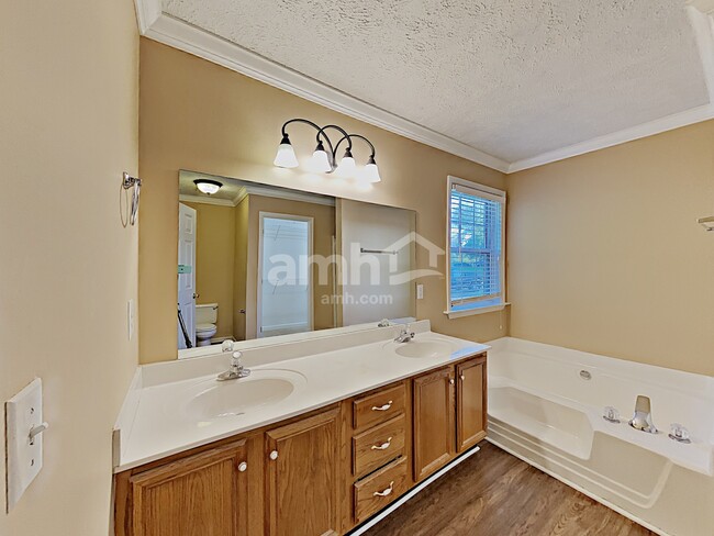 Building Photo - 620 Woodhaven Dr