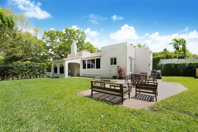 Building Photo - Minorca Avenue, Coral Gables, FL 33134 - 2 BR 2 BA single-family home