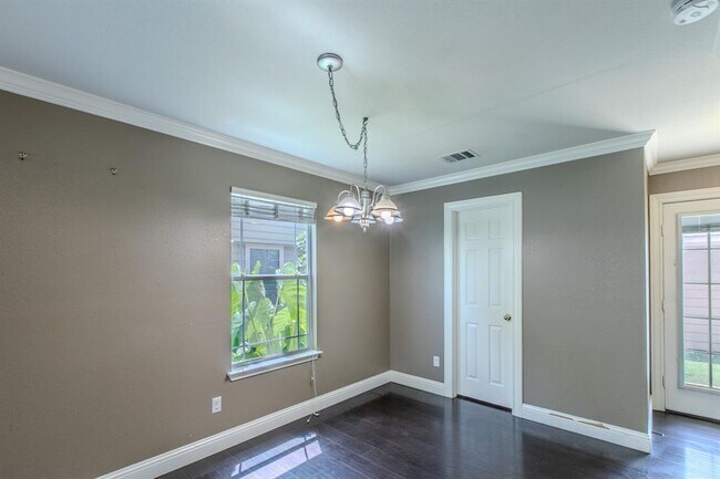 Building Photo - 824 Palo Duro Dr