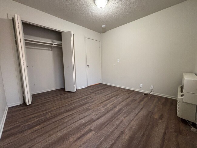 Building Photo - Renovated 2 Bedroom, 1 Bath Apartment at t...