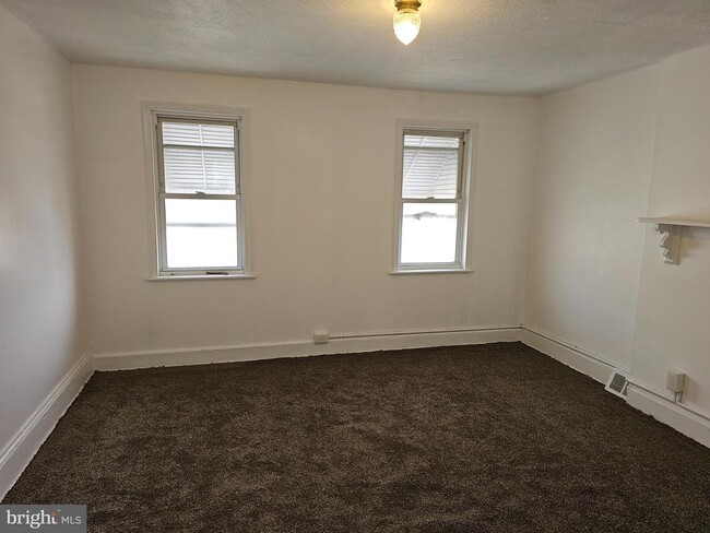 Building Photo - 43 E Silver St