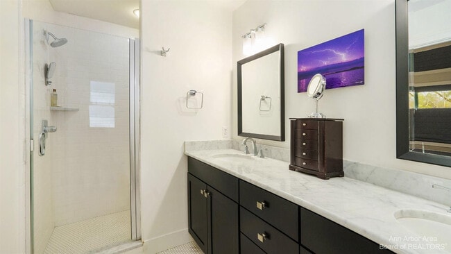 Building Photo - 203 W Summit St