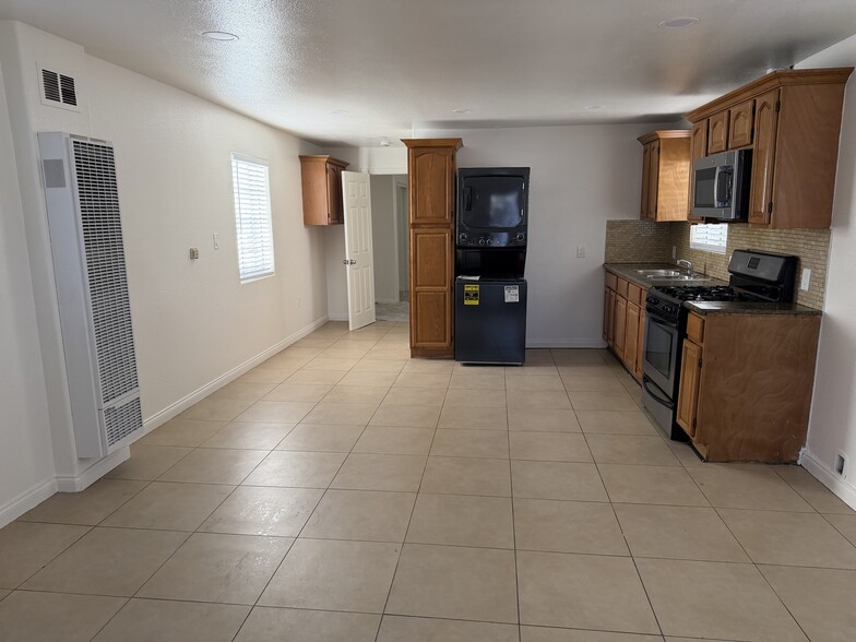 Building Photo - 654 W 21st St