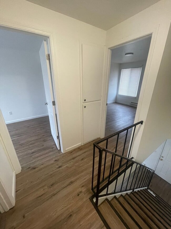 Building Photo - 2 Bedroom Town House!