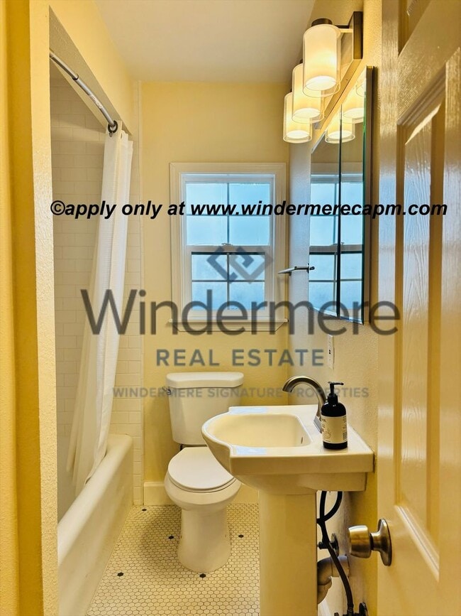 Building Photo - Beautifully Remodeled 2 Bedroom, 2 Bath Duplex on Freeport Blvd.- Now available!