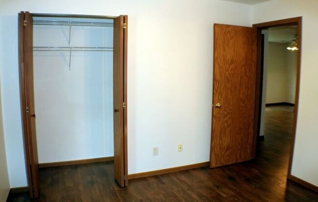 Building Photo - $1,095 | 2 Bedroom, 1 Bathroom 2nd Floor C...