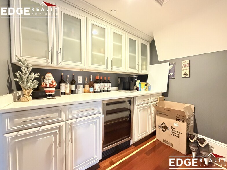 Building Photo - 642 E 3rd St