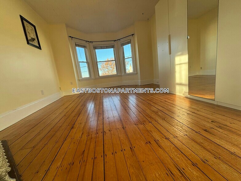 Building Photo - 33 Falcon St