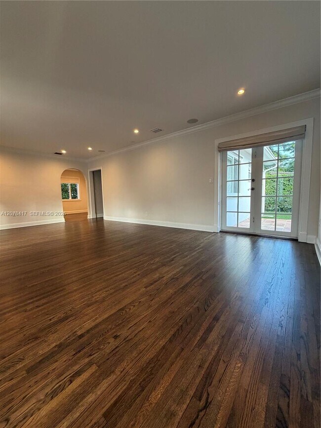 Building Photo - 4943 Riviera Dr