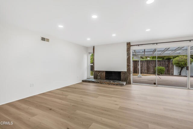 Building Photo - 2554 Bayshore Ave