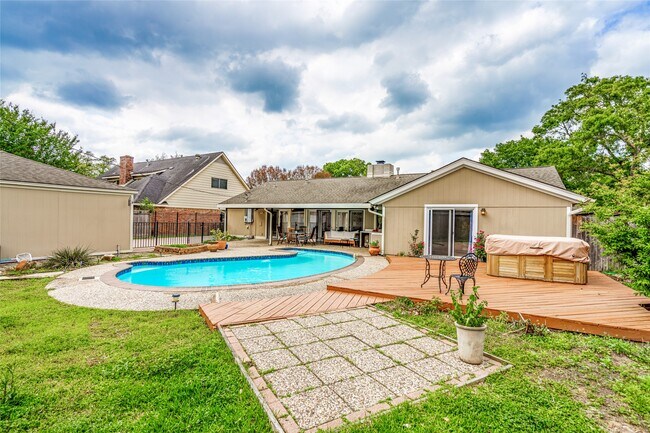 Building Photo - 10631 Del Monte Dr