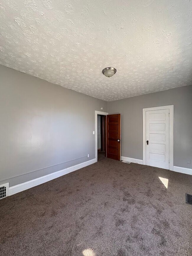 Building Photo - Two bedroom one bathroom 1st level for rent