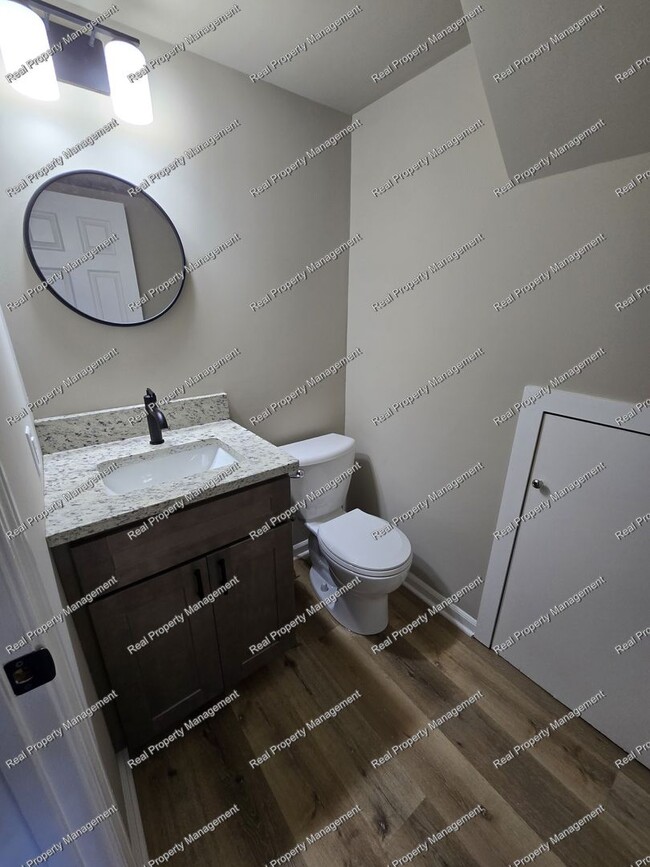 Building Photo - Updated 2 Bedroom Condo