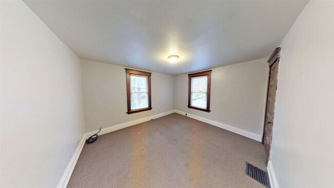 Building Photo - 2424 W Clifton Ave