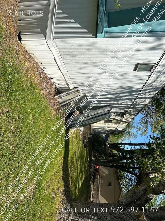 Building Photo - 3 Nichols-