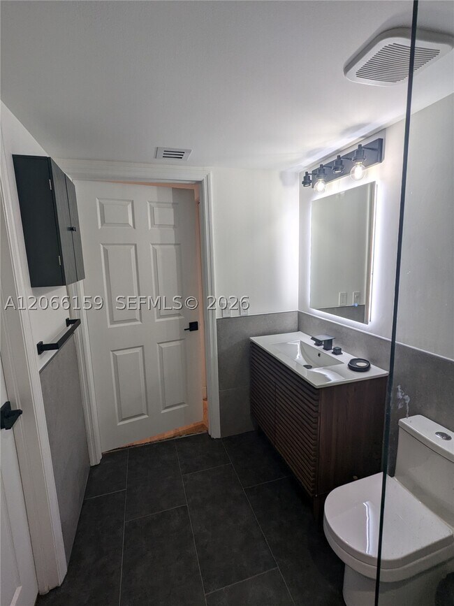 Building Photo - 1155 Brickell Bay Dr