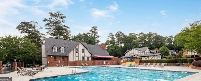 Building Photo - 6851 Roswell Rd