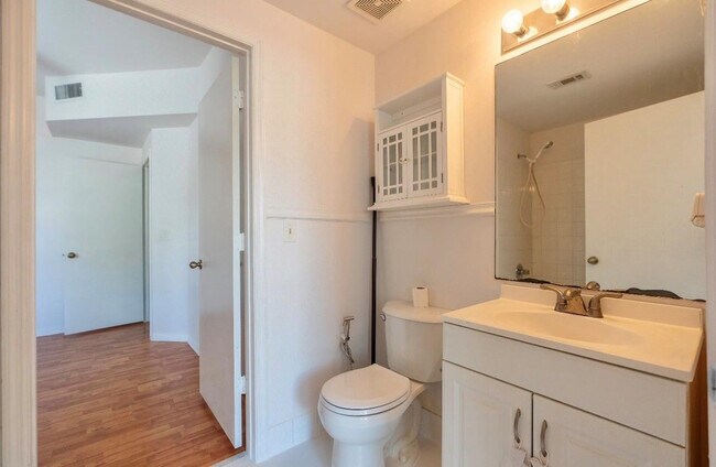 Building Photo - 1928 Madeira Dr