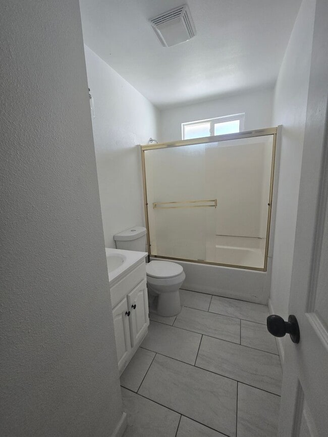 Building Photo - 4 BR 2 Ba Available 9/1