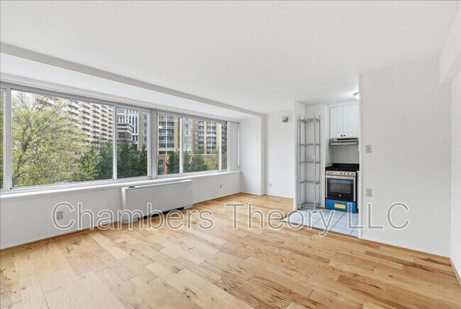 Building Photo - 1210 N Taft St